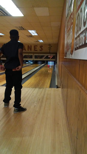 Bowling Alley «Timber Lanes Bowling Alley», reviews and photos, 1851 W Irving Park Rd, Chicago, IL 60613, USA