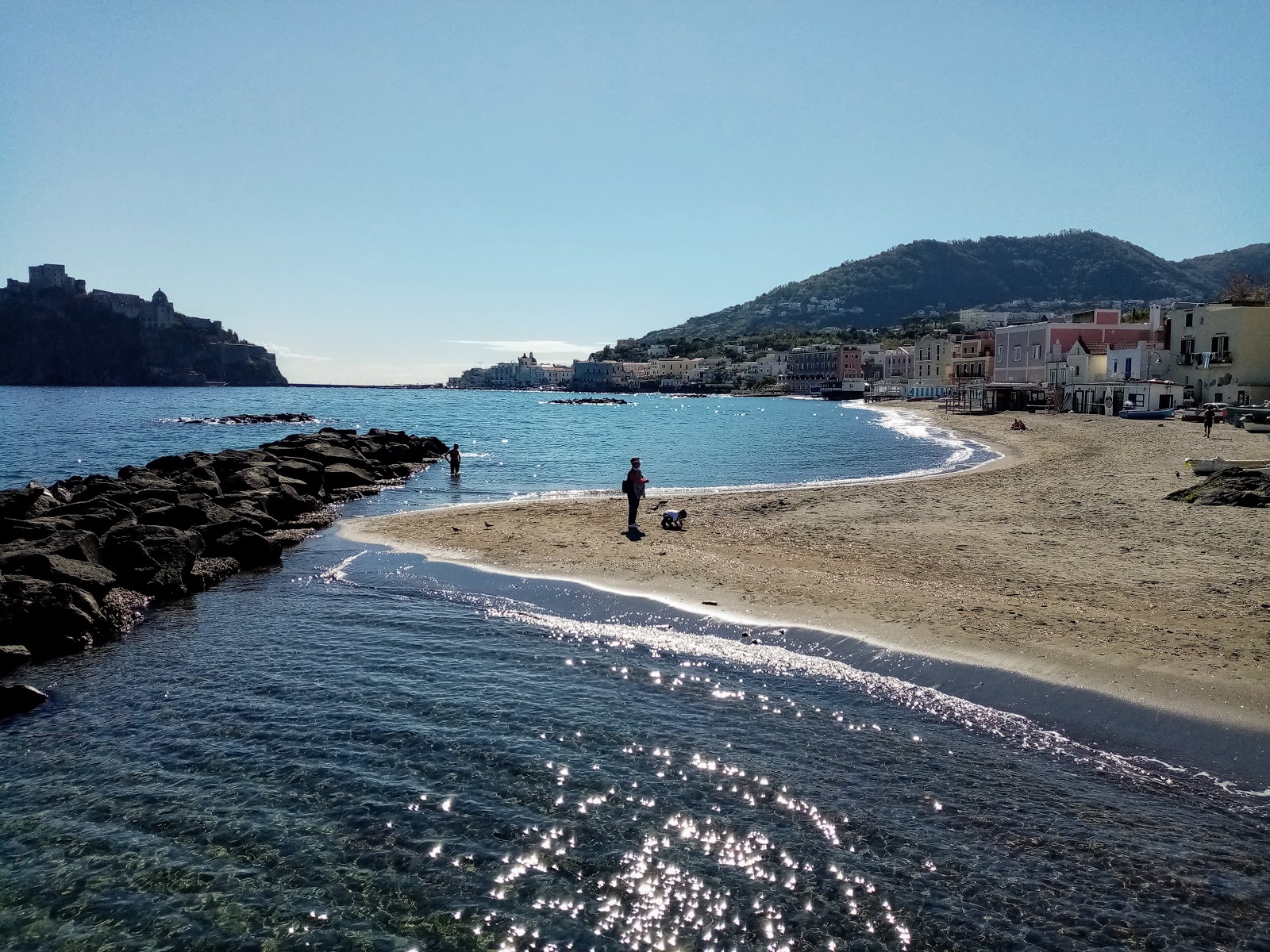 Foto di Spiaggia dei Pescatori sorretto da scogliere