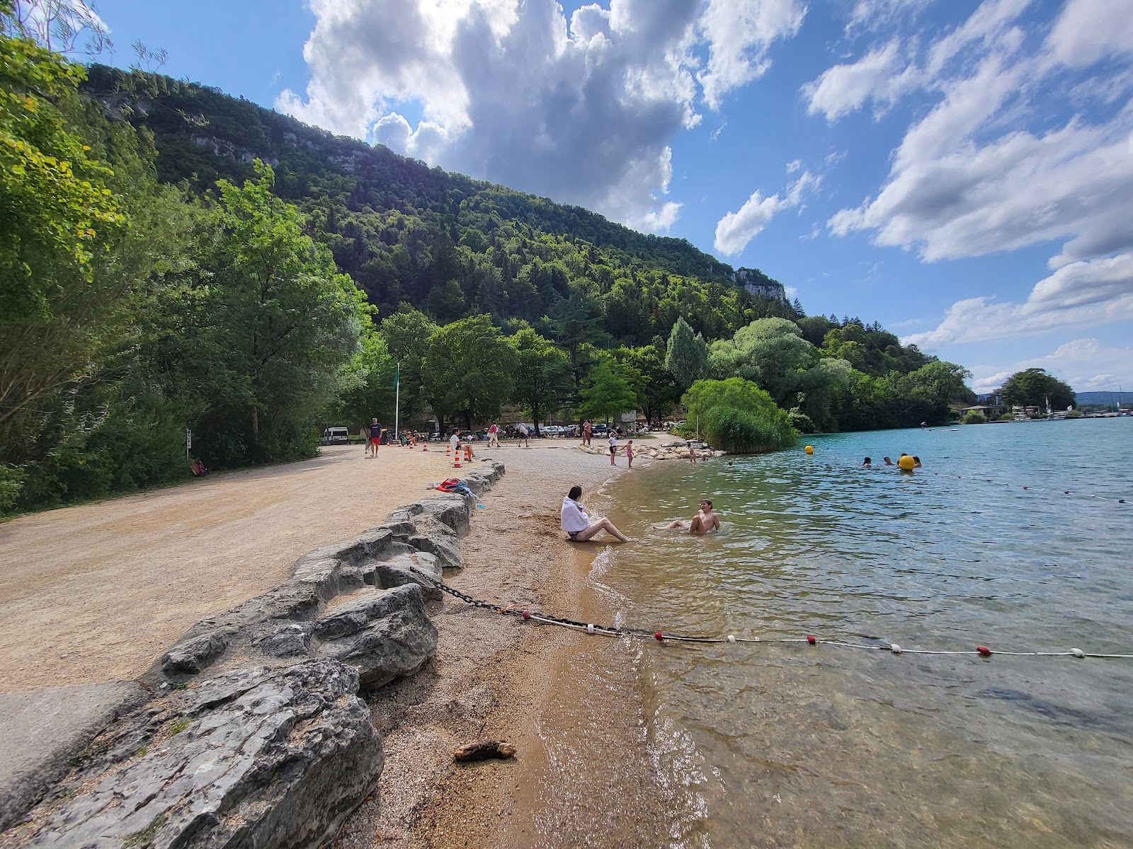 Foto von Plage de la Colonne von Klippen umgeben