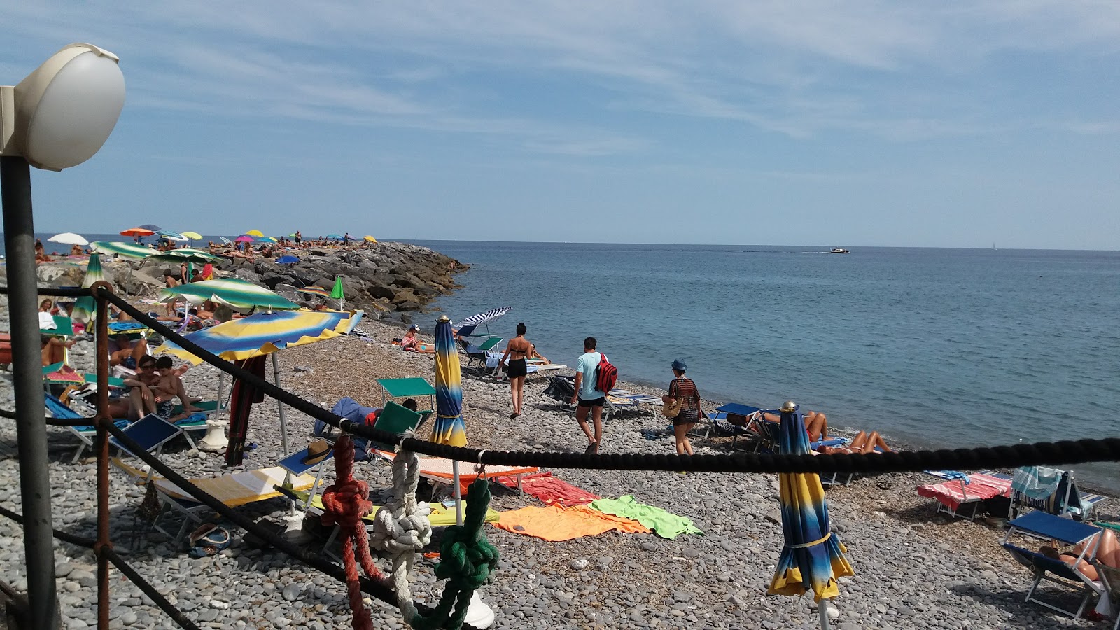 Foto de Spiaggia Molo Landini com areia marrom e pedras superfície