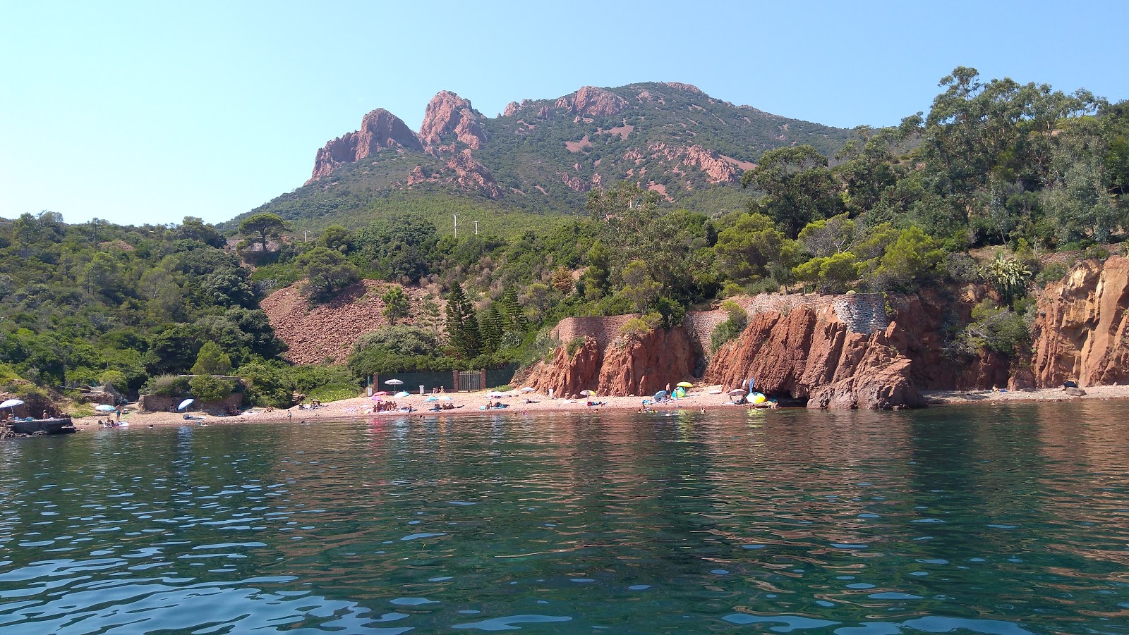 Cap Roux beach II'in fotoğrafı birden fazla küçük koy ile birlikte