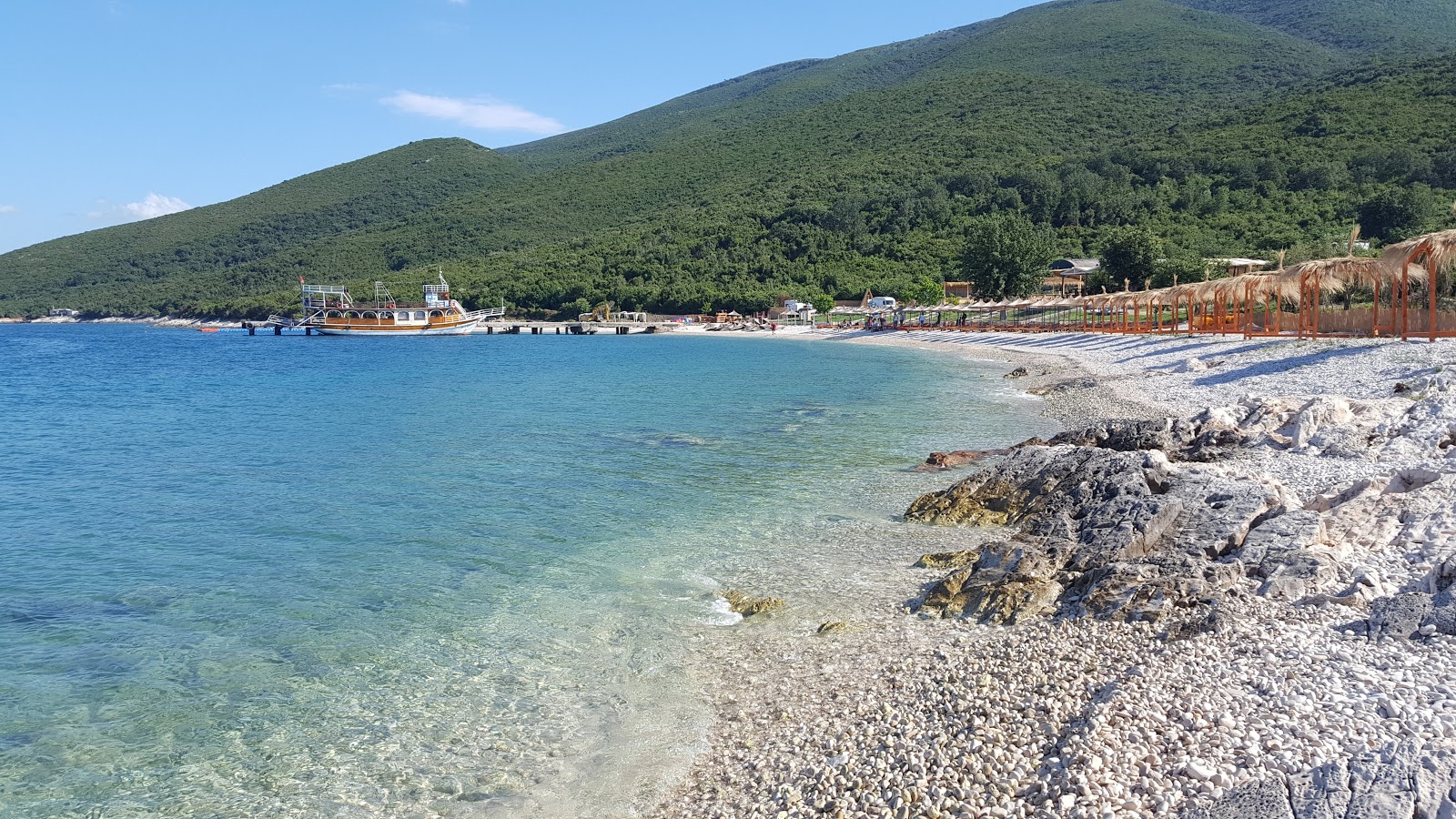 Foto di Gjiri i Shen beach con una superficie del ciottoli beige