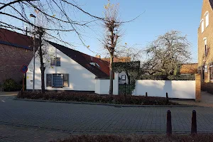 Flemish cottage image