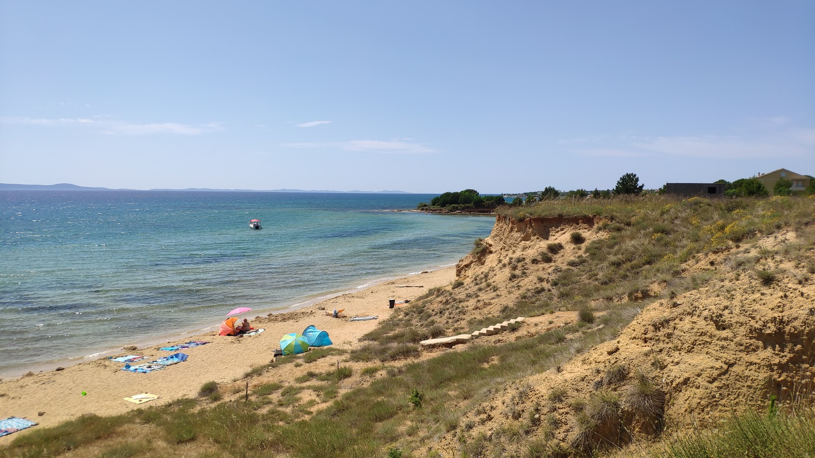 Foto de Bilotinjak beach rodeado por montanhas