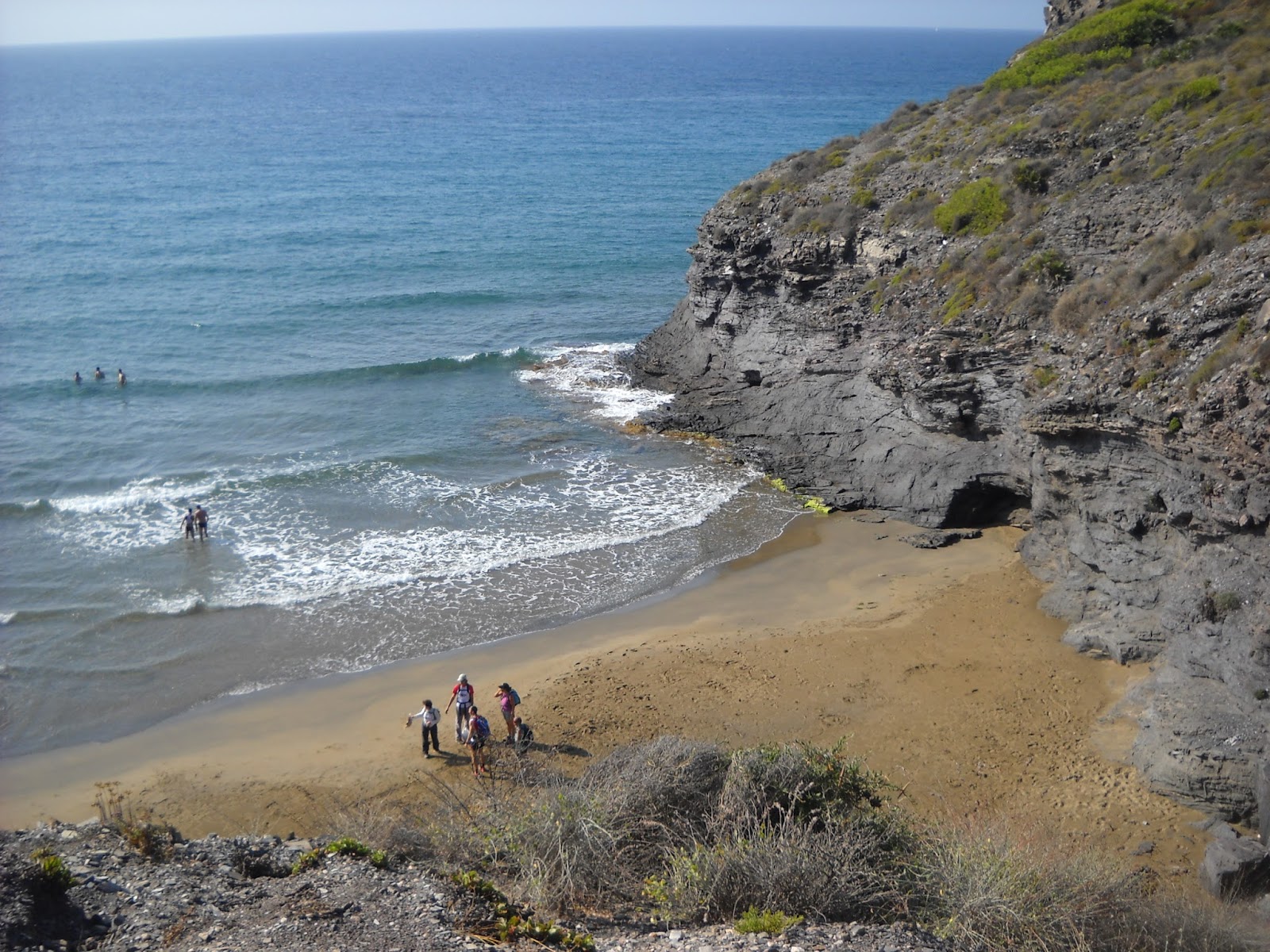 Φωτογραφία του Cala Golera με καφέ άμμος επιφάνεια