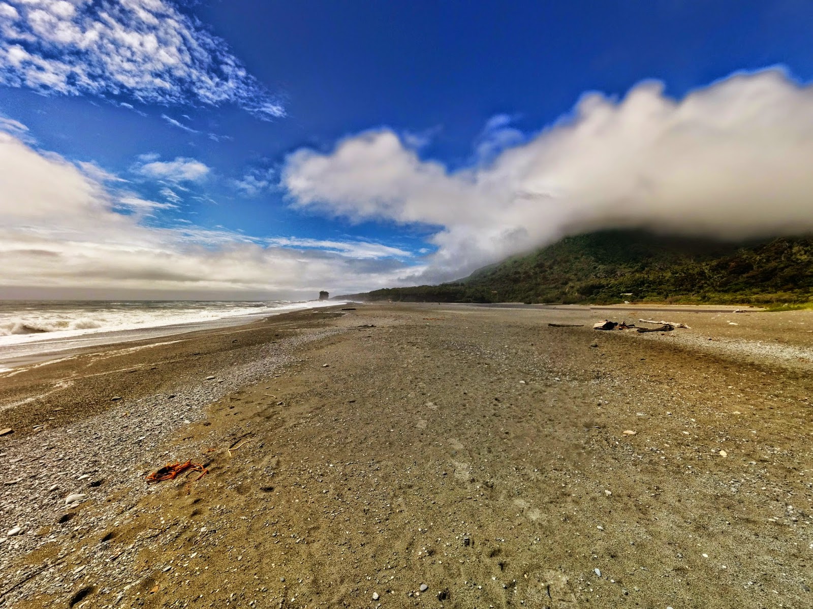 Foto van Punakaiki Beach met zand met kiezelstenen oppervlakte
