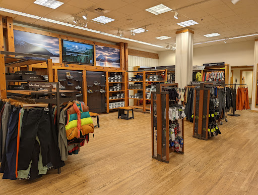 Clothing Store «Eddie Bauer», reviews and photos, 101 Hawthorn Center, Vernon Hills, IL 60061, USA