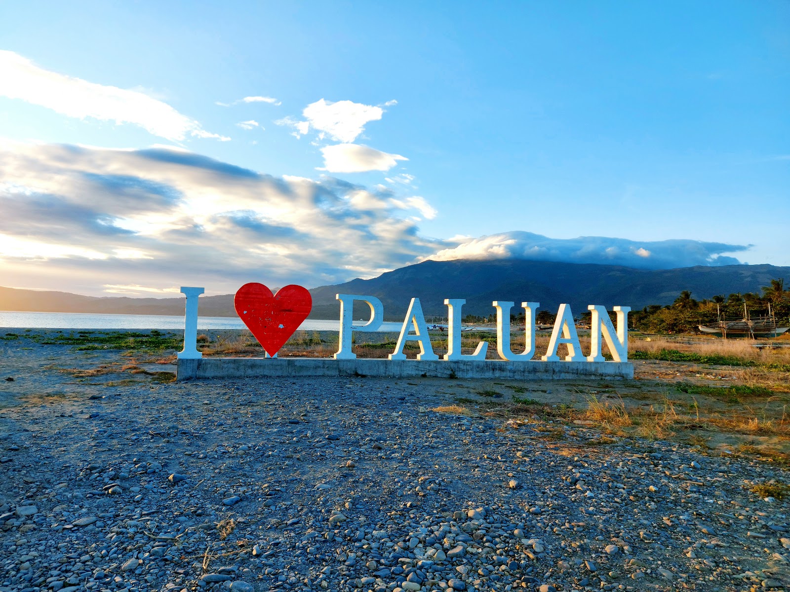 Foto di Paluan Beach con molto pulito livello di pulizia