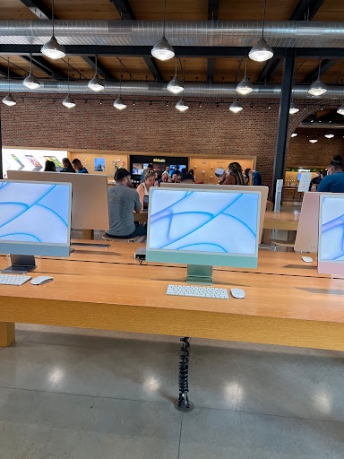 Computer Store «Apple Williamsburg», reviews and photos, 247 Bedford Ave, Brooklyn, NY 11211, USA