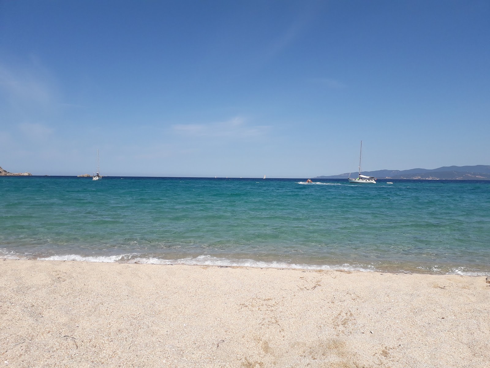 Portigliolo beach的照片 带有碧绿色纯水表面
