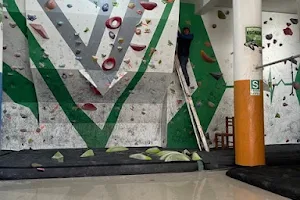 Peru vertical - climbing gym (sala de escalada) image
