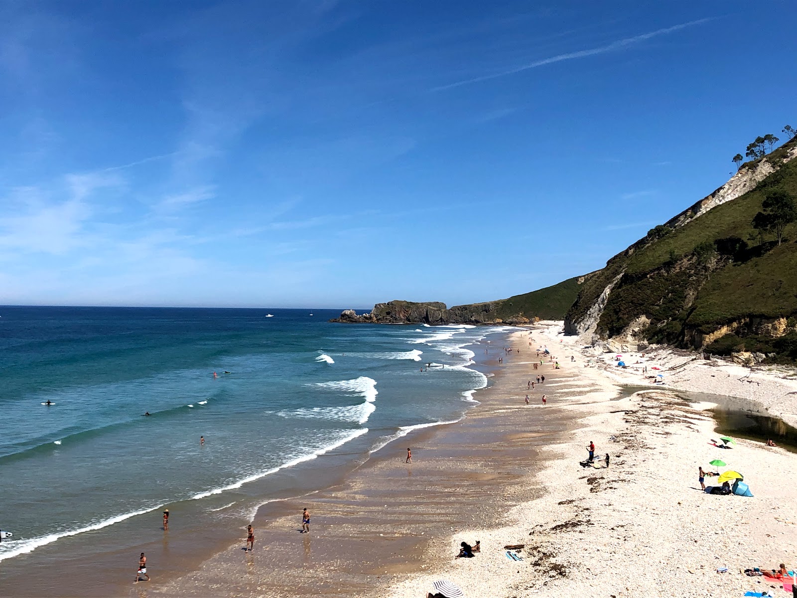 Foto van Playa de San Antolin met recht en lang