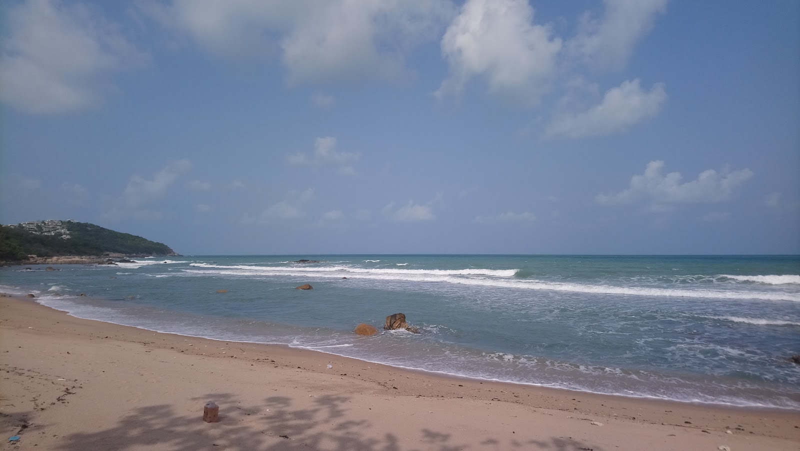 Foto av Rock beach med turkos rent vatten yta