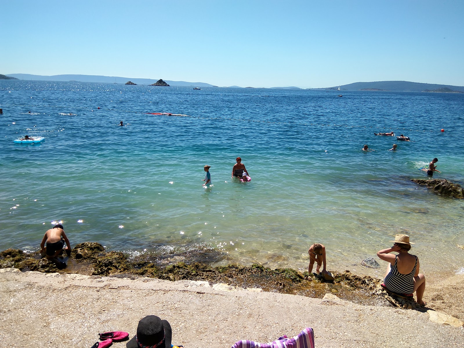 Foto von Seget Vranjica beach mit kleine, beiger kiesel Oberfläche