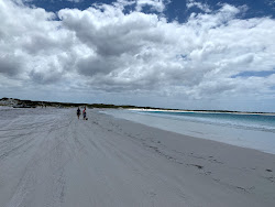 Zdjęcie Back Beach z powierzchnią turkusowa czysta woda