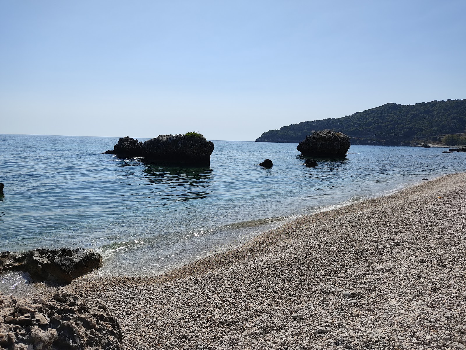 Foto af Cronidis beach bakket op af klipperne