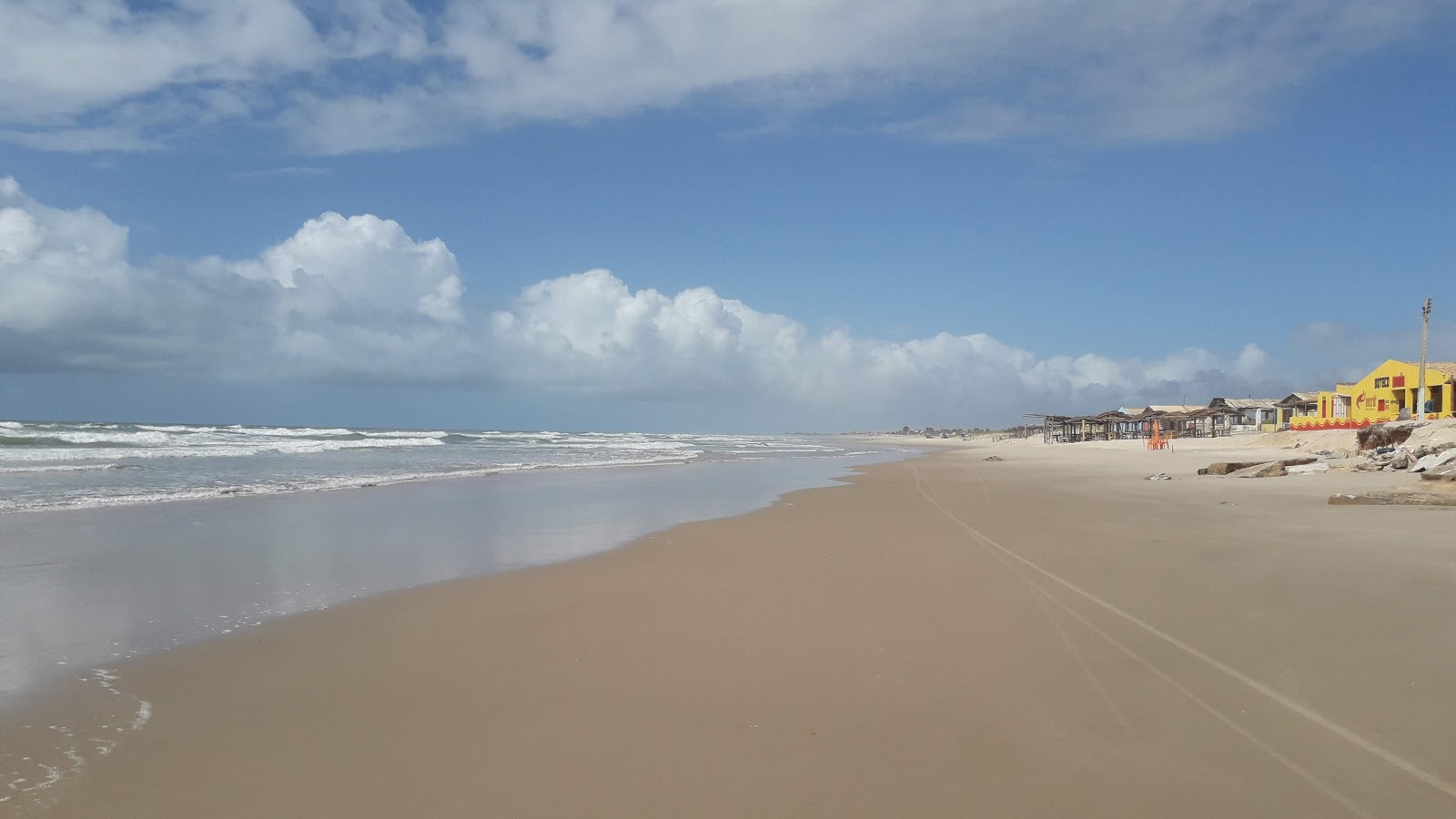 Zdjęcie Praia do abais z powierzchnią jasny piasek