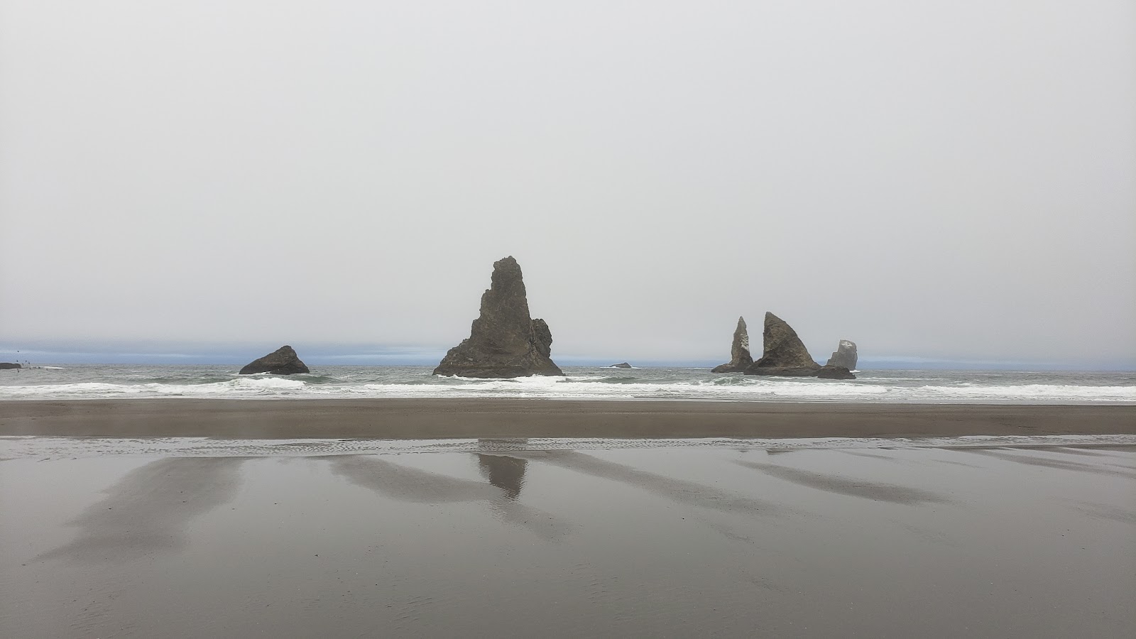 Foto van China Beach met meerdere ruime baaien