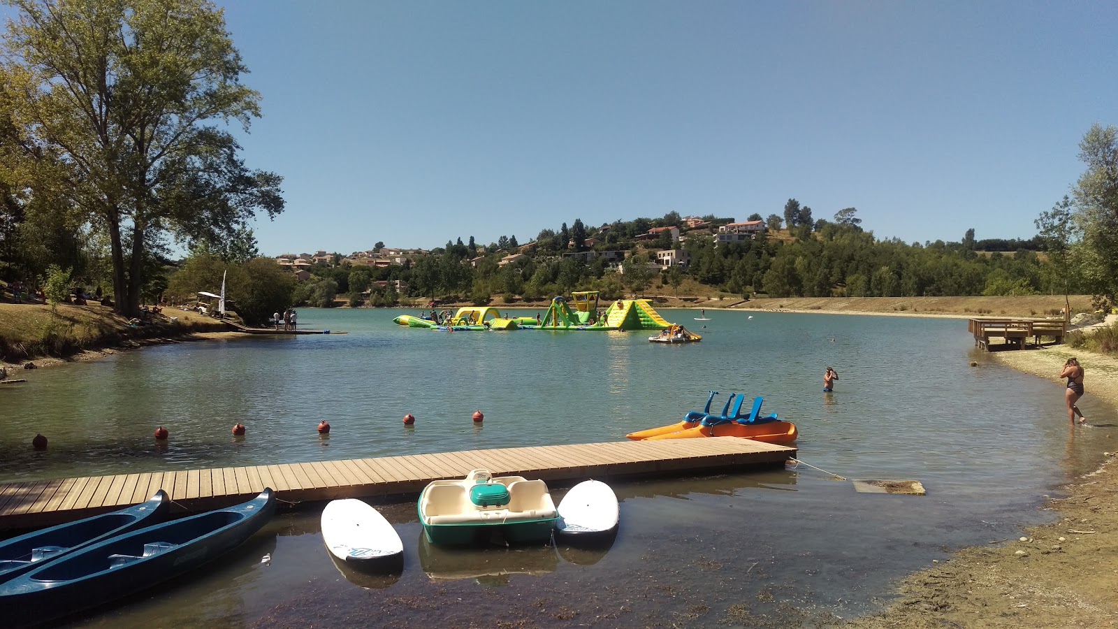 Lac de la Thesauque Beach'in fotoğrafı düz bir kıyı şeridi ile birlikte
