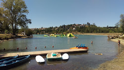 Lac de la Thesauque Beach'in fotoğrafı düz bir kıyı şeridi ile birlikte