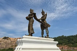 Statue of Preah Thong Neang Neak image