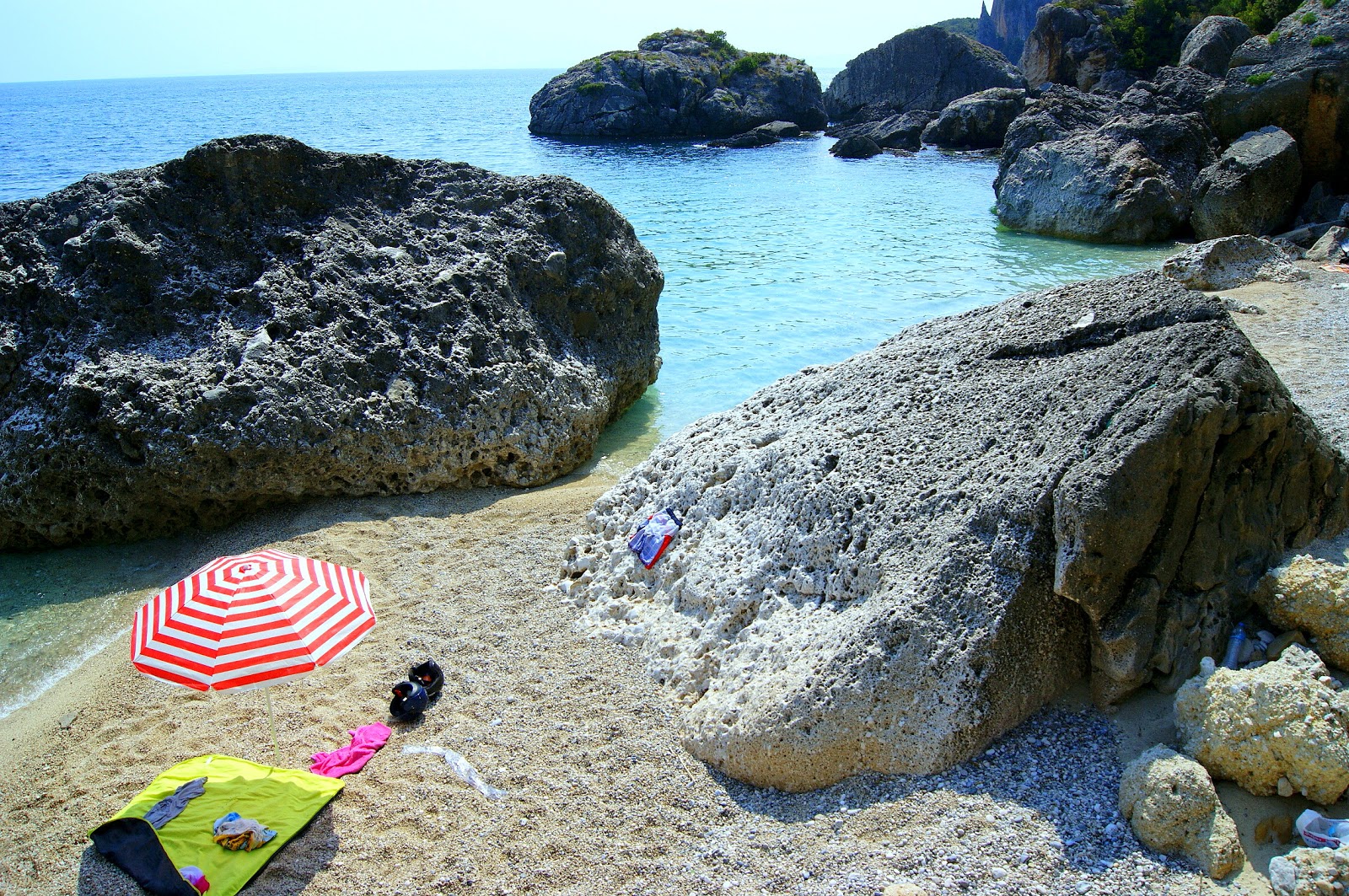 Foto di Spartila beach con baia piccola