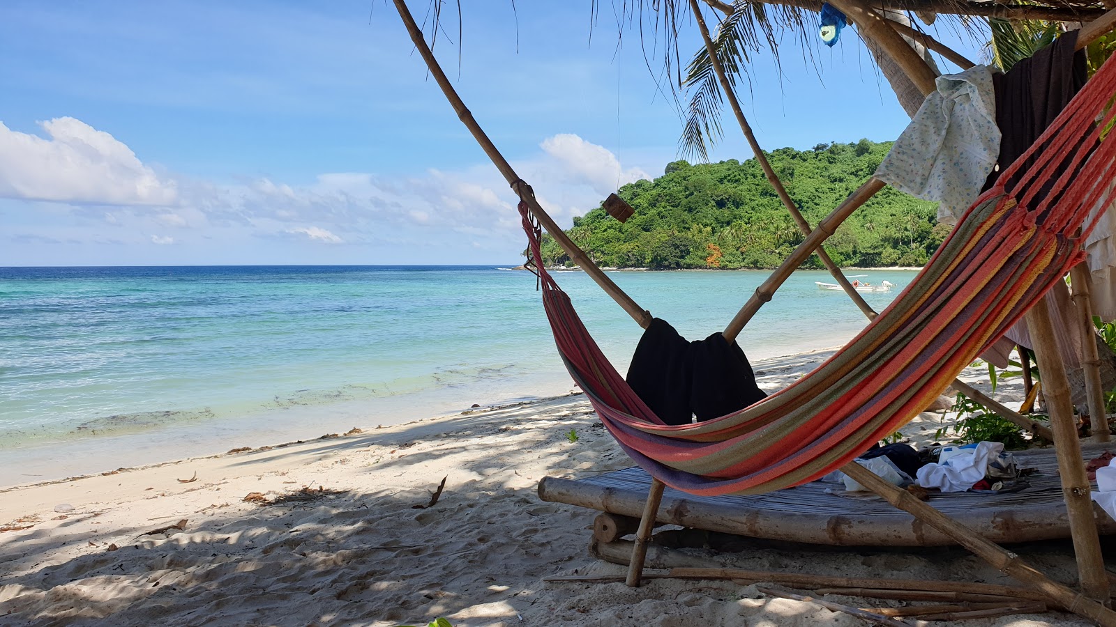 Foto de Praia da Ilha Darocotan área parcialmente do hotel