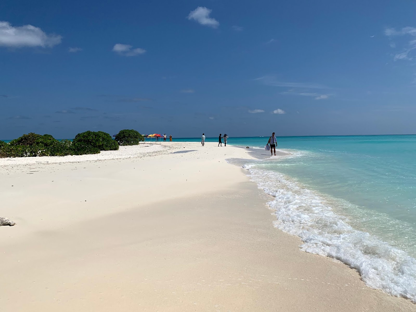 Foto di Sand bank Maafushi con una superficie del sabbia pura bianca