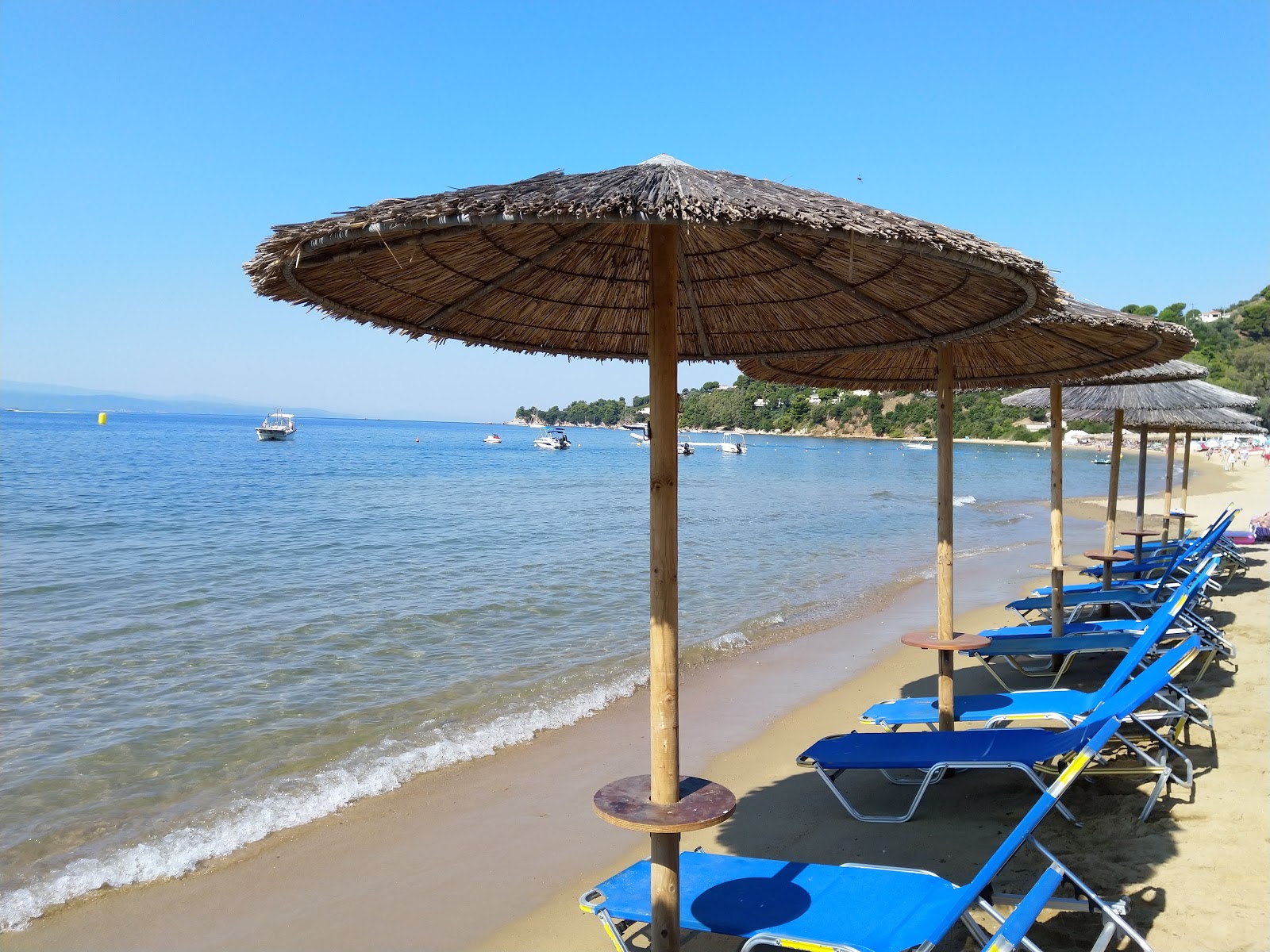 Fotografija Agia Paraskevi beach podprto z obalami