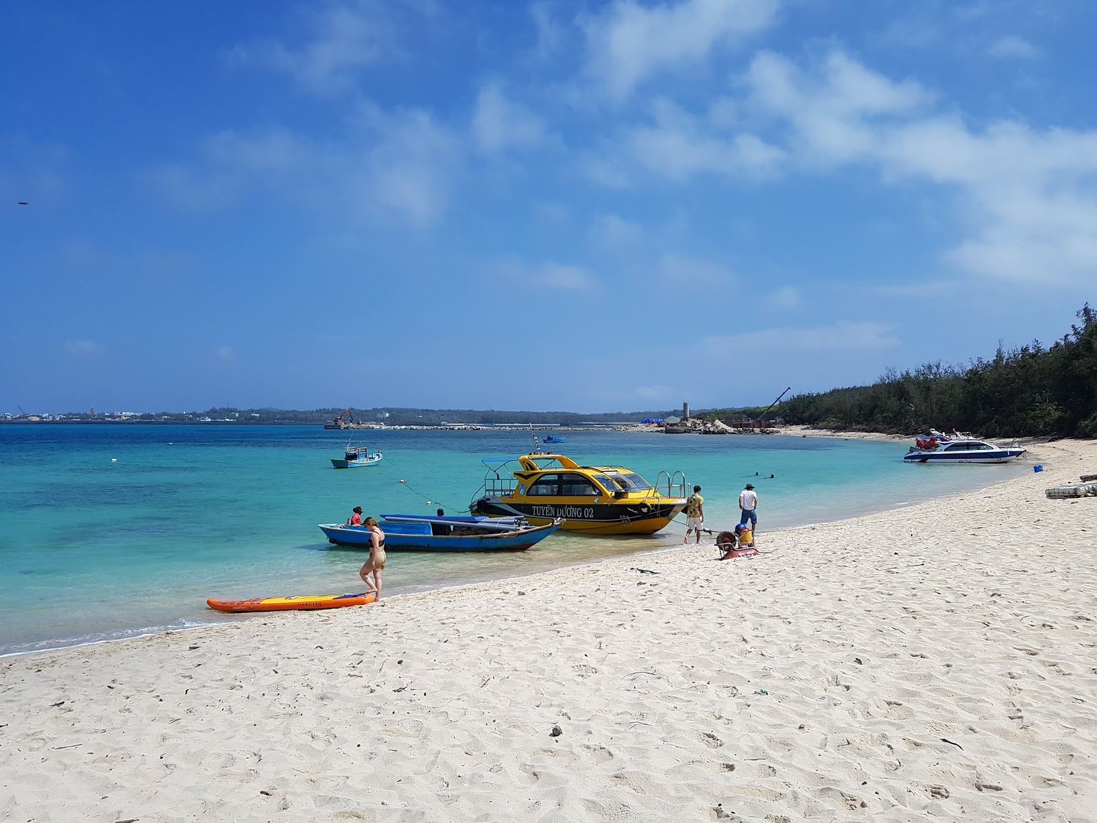 Foto von Hon Tranh Beach mit beiger sand Oberfläche
