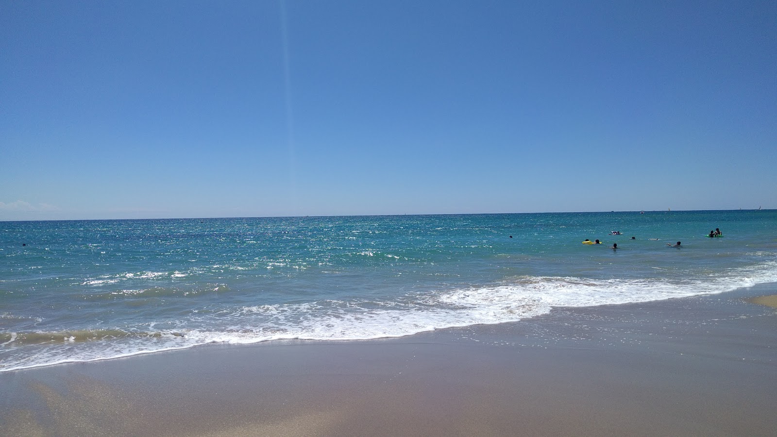 Photo de Playa Torredembarra avec l'eau bleu-vert de surface