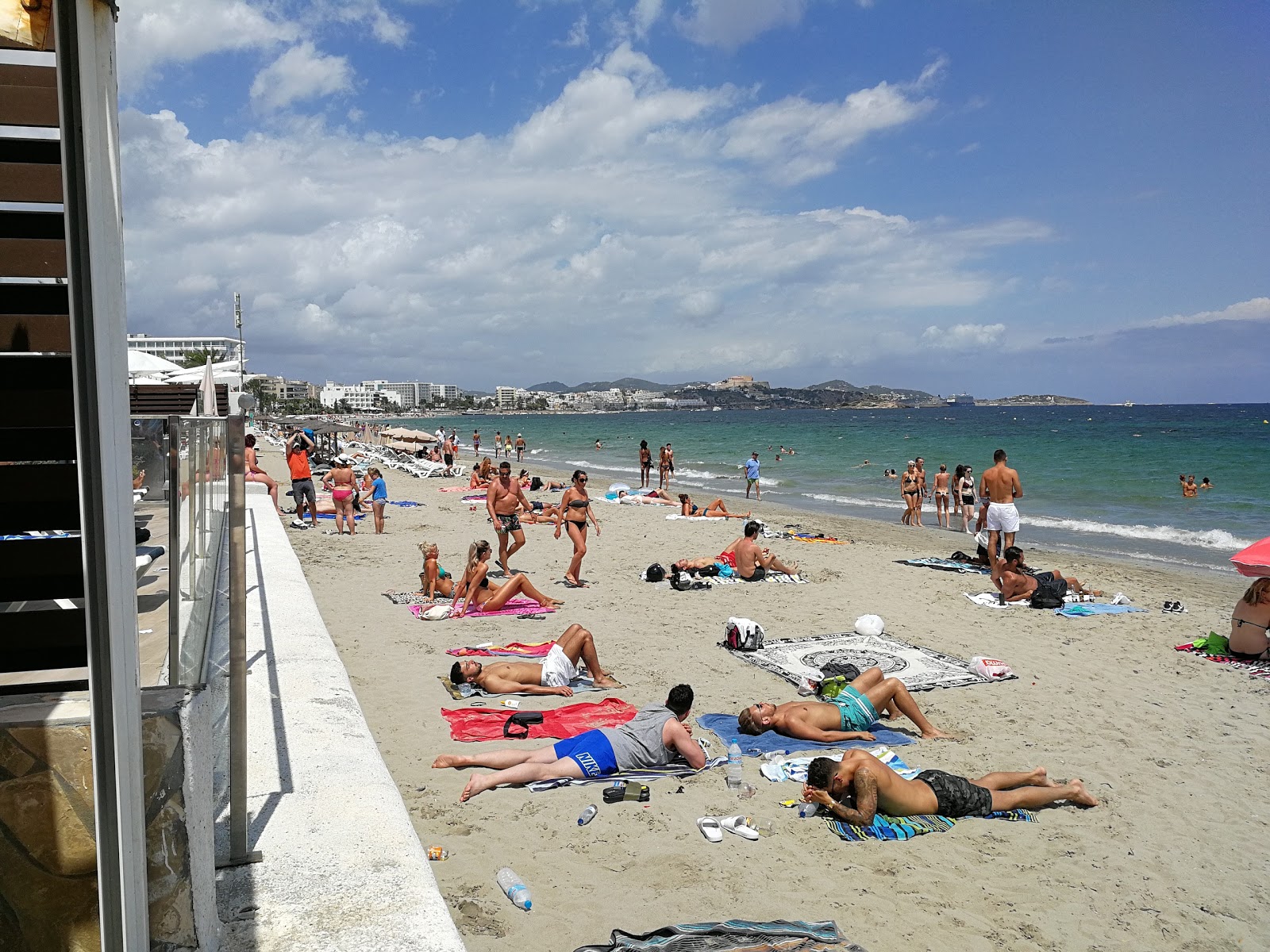 Foto de Playa Den Bossa - lugar popular entre los conocedores del relax