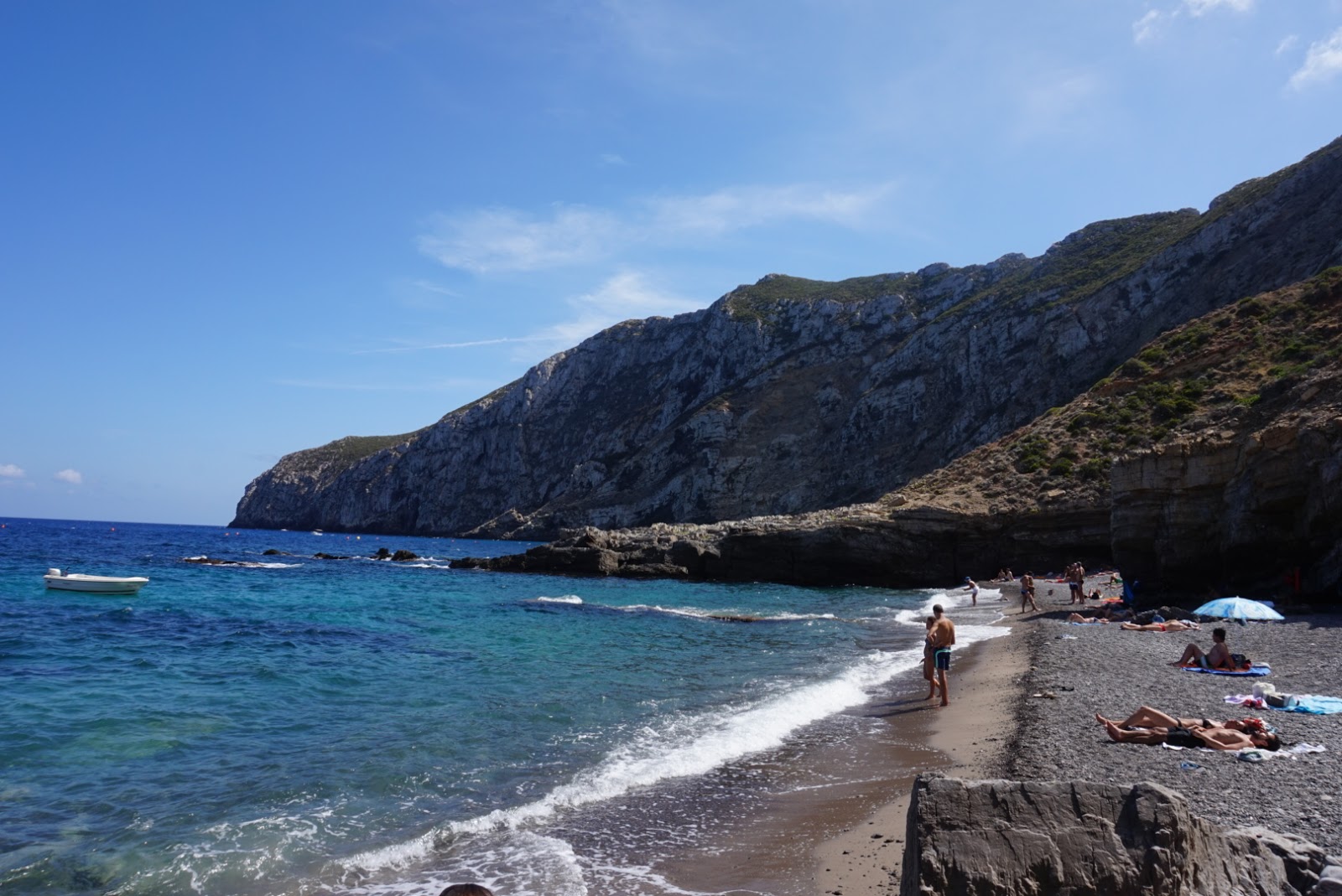 La Praia dei Nacchi'in fotoğrafı dağlarla çevrili