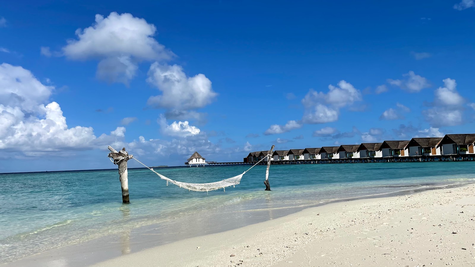 Foto von Furaveri Island Strand und die siedlung