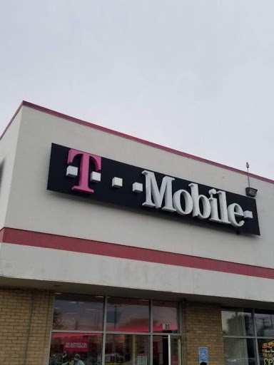 T-Mobile, 6 W North Ave, Northlake, IL 60164, USA, 