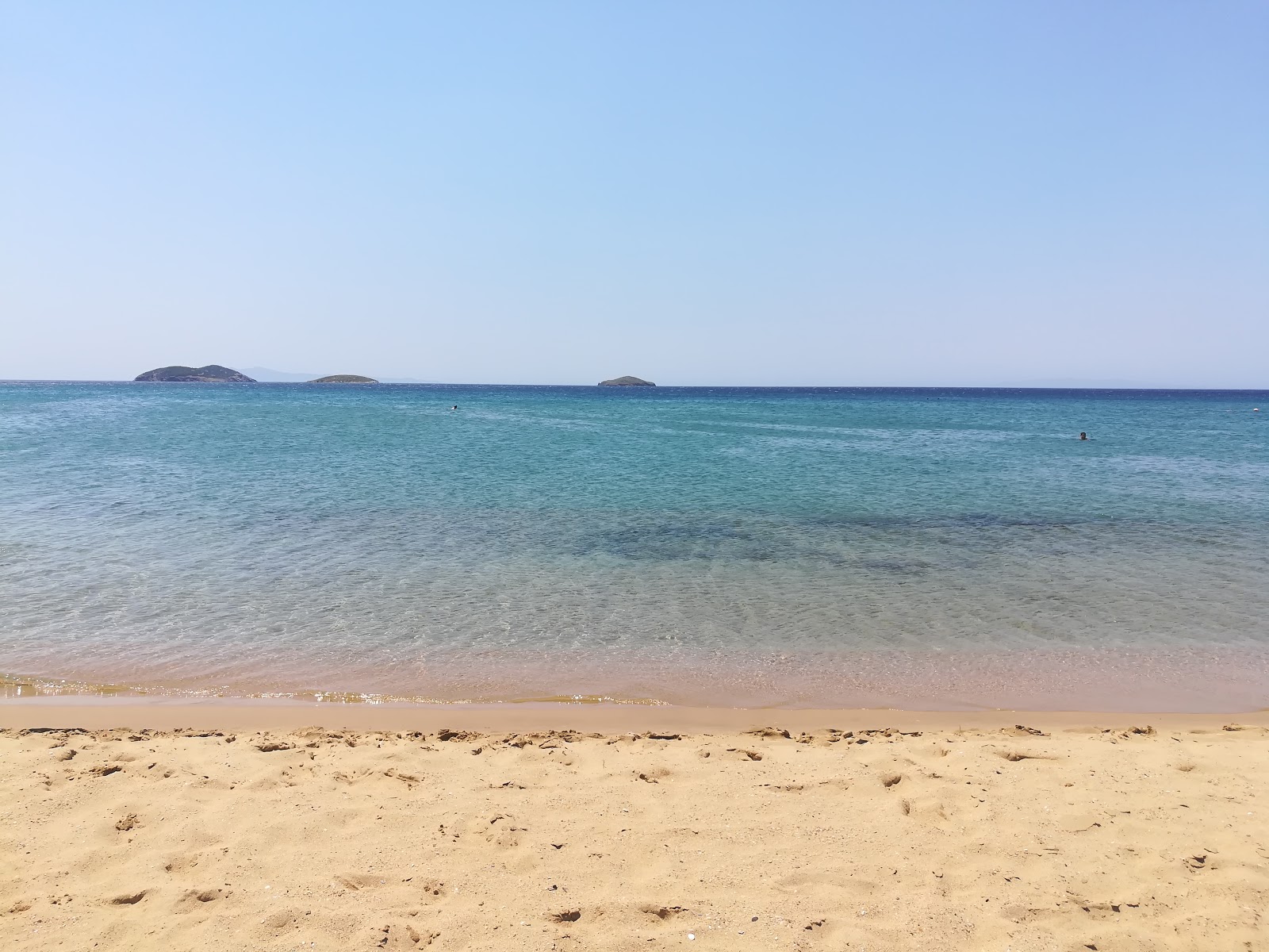 Fotografija Agios Petros beach z prostoren zaliv