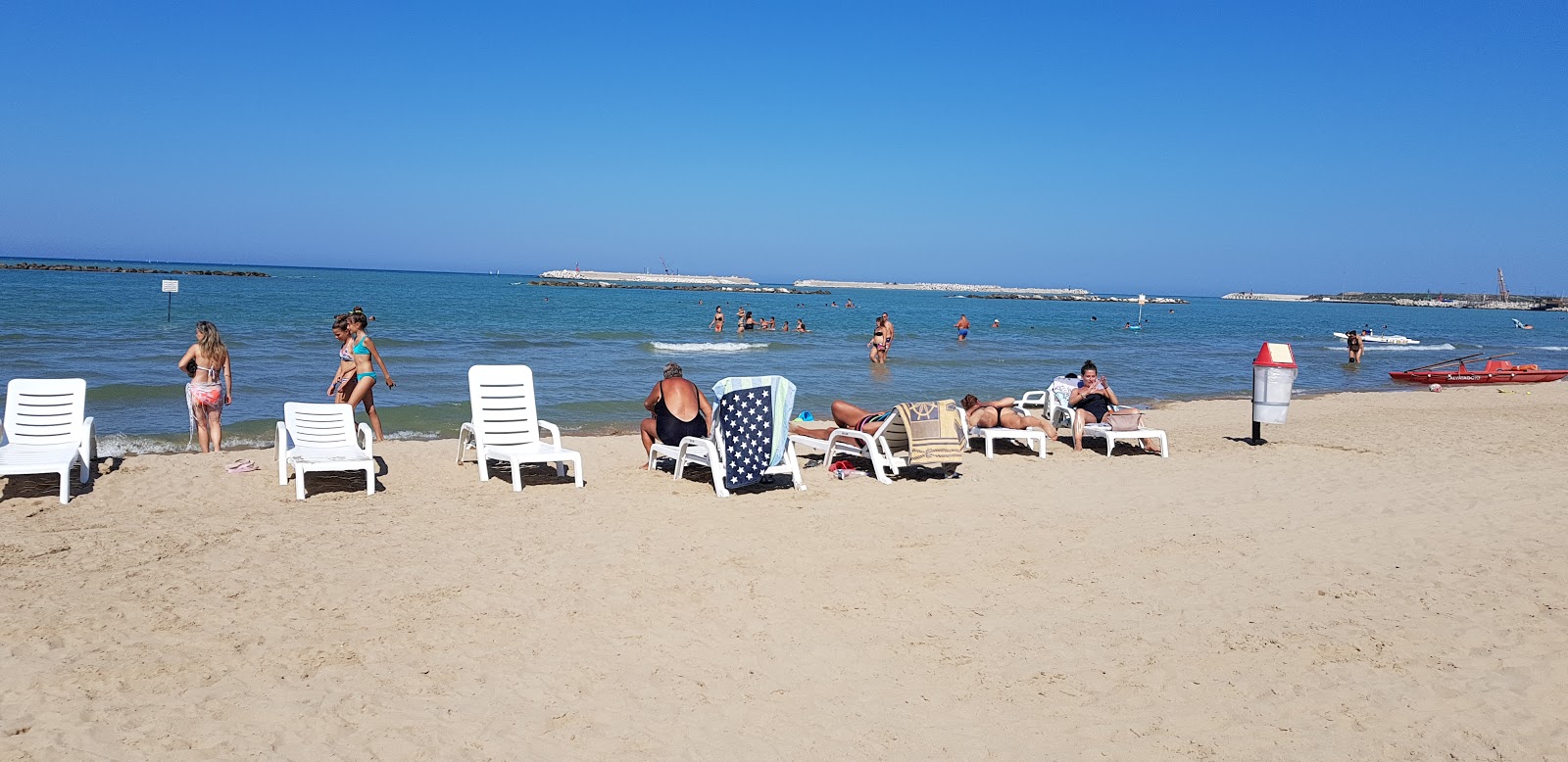 Valokuva Spiaggia di Pescaraista. ja asutus