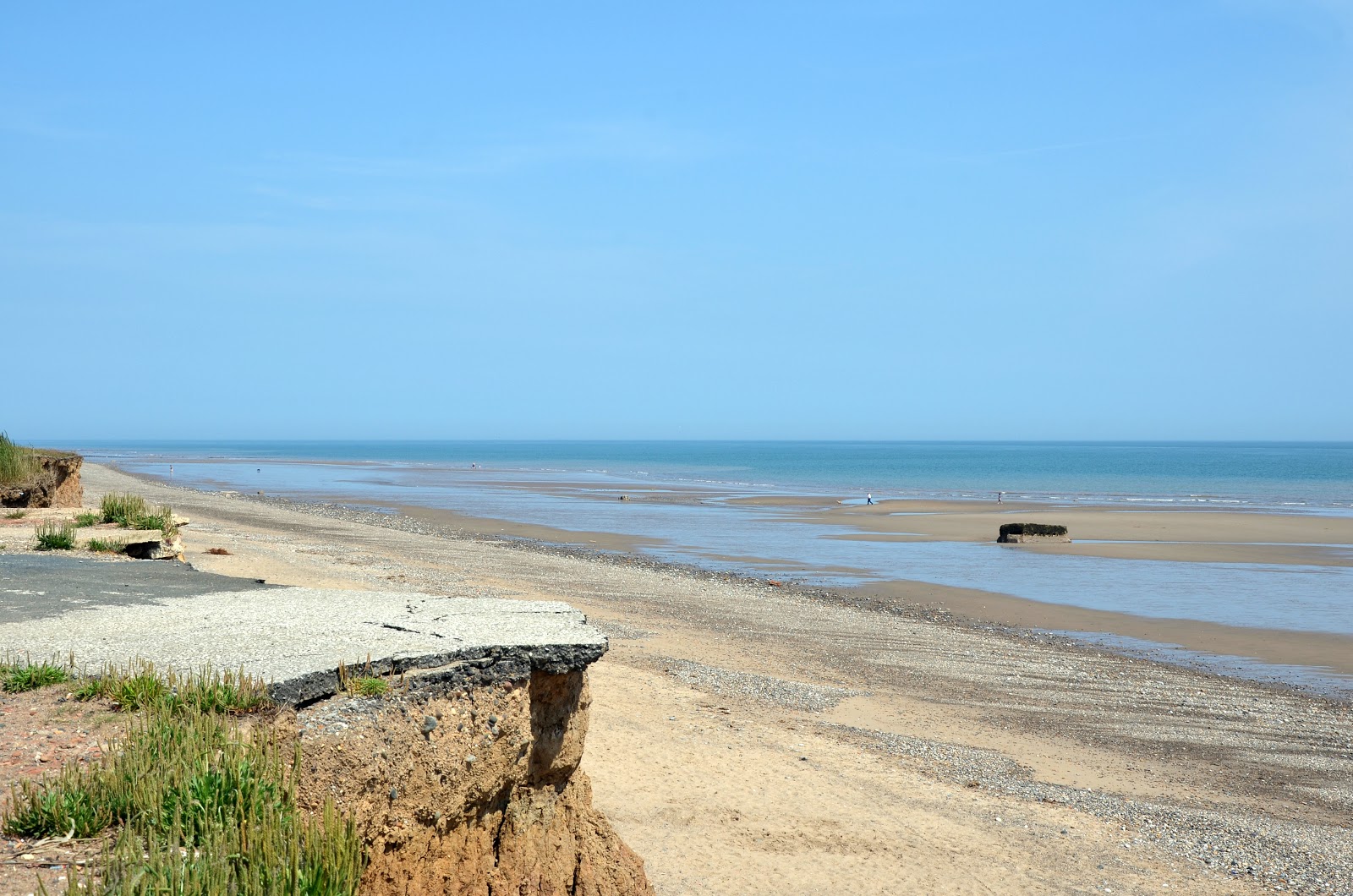 Foto de Playa de Easington con arena gris y guijarros superficie