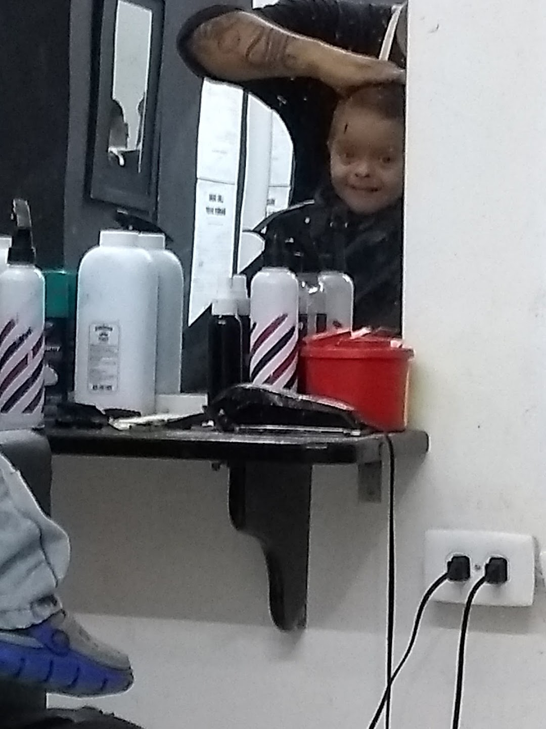 Luis Suak Barbershop