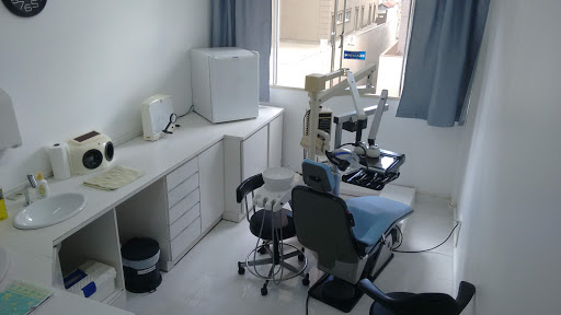 Clínica odontológica Dra. Regina Gorski | Clínica Geral | Implante | Periodontia | Faceta Direta