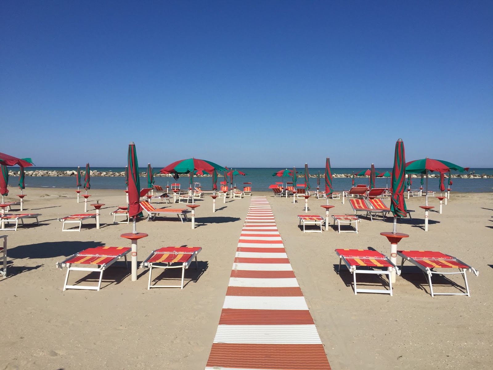 Photo de Spiaggia di Cupra Marittima - bon endroit convivial pour les animaux de compagnie pour les vacances