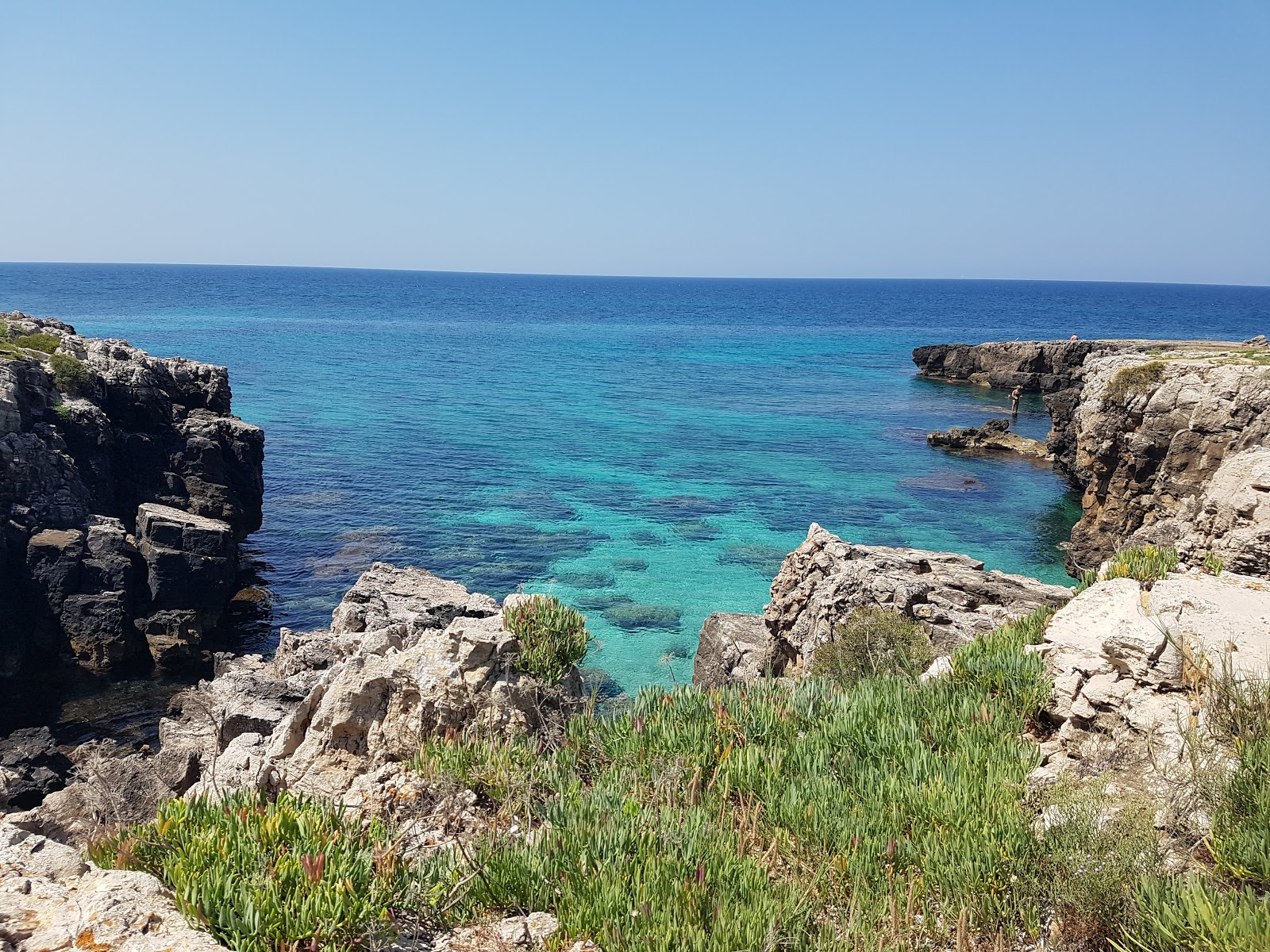 Fotografija Baia dei Diavoli z modra čista voda površino