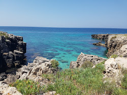 Foto von Baia dei Diavoli mit geräumige bucht