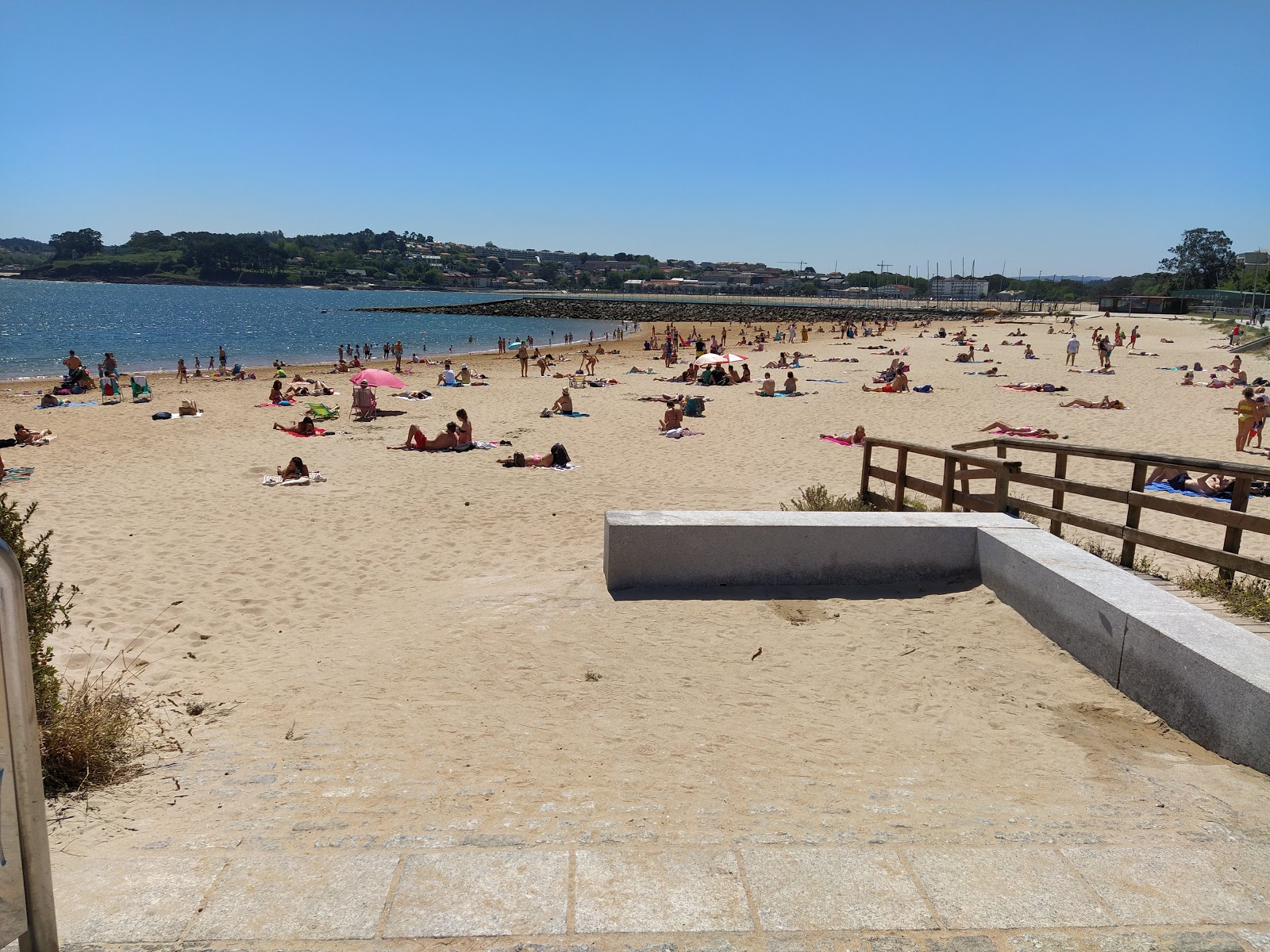 Foto di Playa de Oza con una superficie del sabbia beige