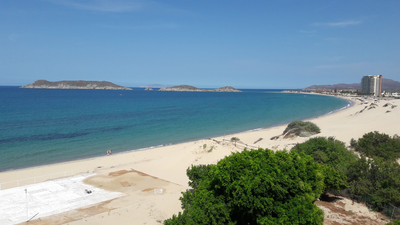 Foto von Los Algodones beach mit türkisfarbenes wasser Oberfläche