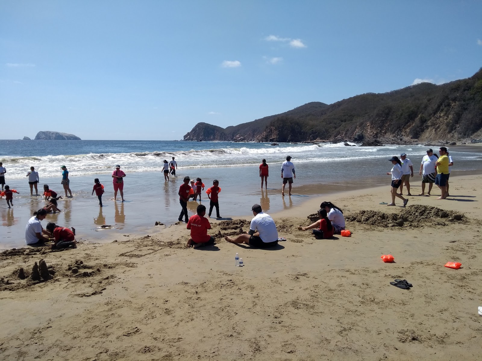 Playa Mahahua的照片 带有棕色细沙表面