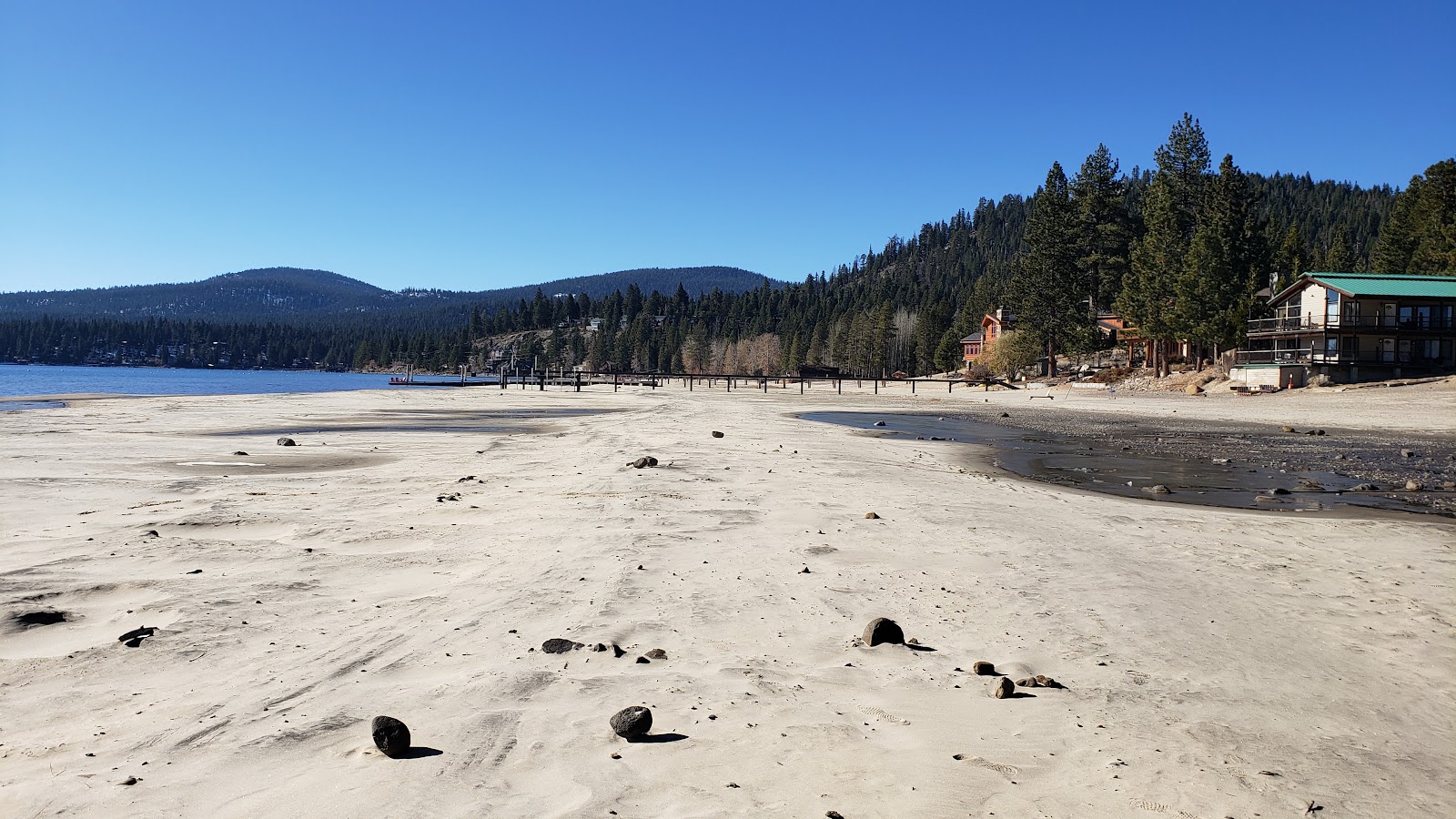 Foto von Sandy Beach und die siedlung