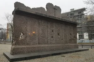 Pomnik Ofiar Rzezi Woli image