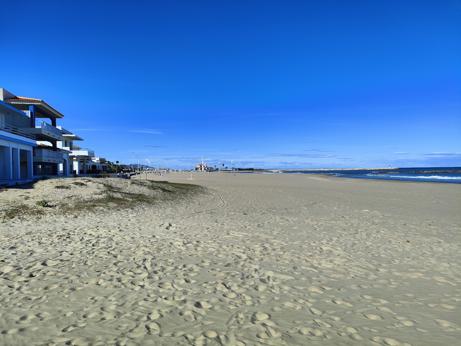 Fotografija Oliva plaža in naselje