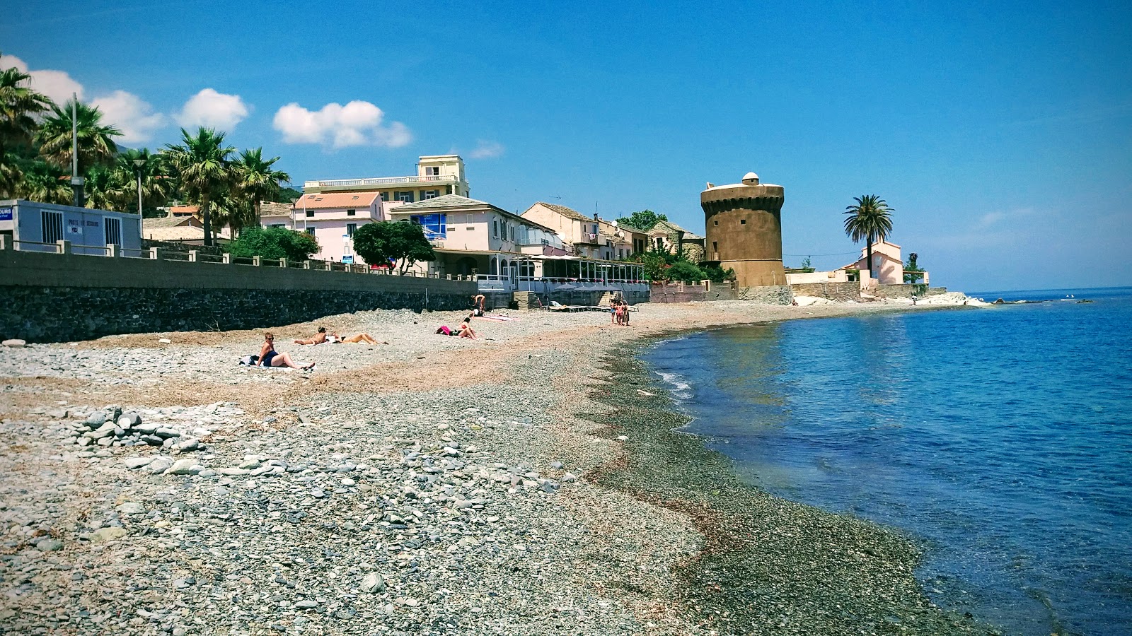 Fotografija Miomo beach z sivi kamenček površino